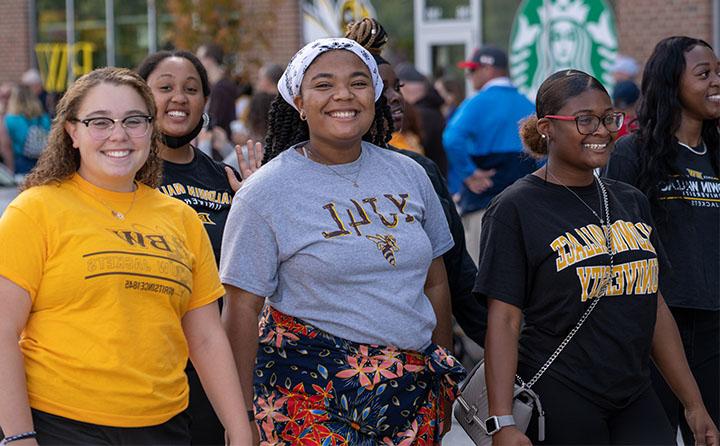 Photo of BW Students in Homecoming Parade